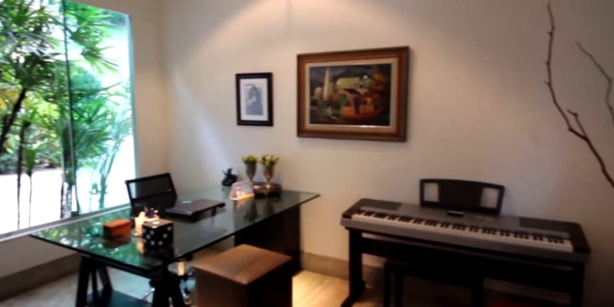 Escritório do artista, com um teclado e belos quadros na parede (Reprodução: Youtube)