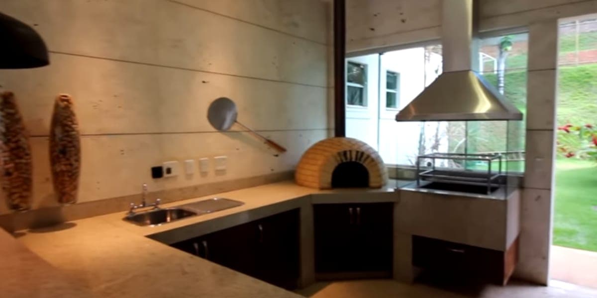 Forno à lenha, ao lado da churrasqueira da mansão de Rodolffo (Reprodução: Youtube)