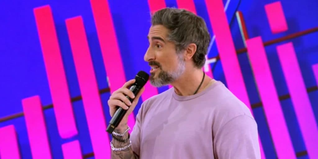 “Eu não quis ser indelicado”, diz Marcos Mion no Caldeirão, após atriz expor marca de acidente no palco: “Meu Deus”