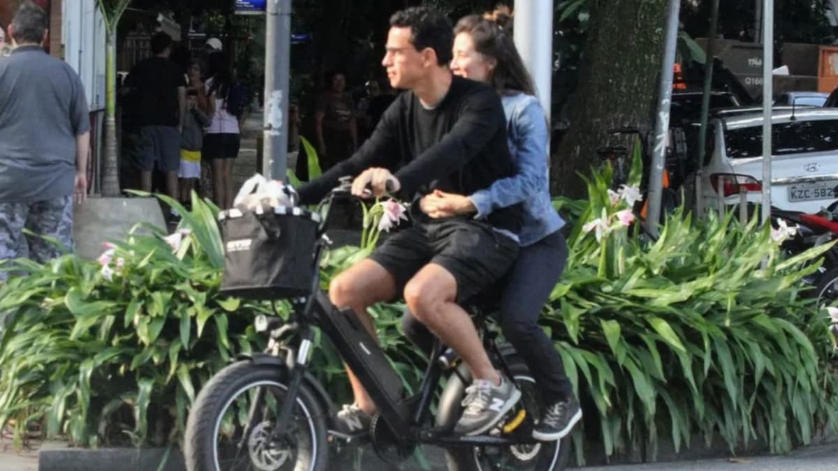 O casal indo embora do restaurante no Leblon, no Rio de Janeiro, sob a lente de Dan Delmiro O casal indo embora do restaurante no Leblon, no Rio de Janeiro, sob a lente de Dan Delmiro