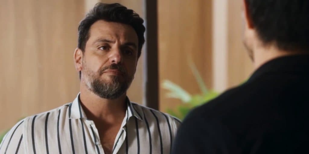 Travessia - Moretti provoca acidente de carro assustador, tenta matar Oto, mas destrói a vida de outro personagem