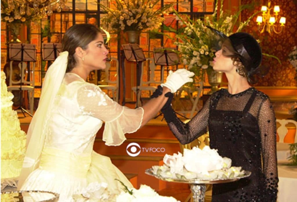 Chocolate com Pimenta - Aninha e Olga ficam sujas de bolo após rolarem pelo chão: "Não vai ter casamento"
