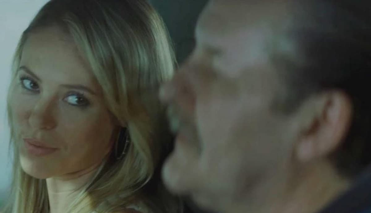 Paolla Oliveira no carro, ao lado de Antonio Calloni, em cena da série Assédio (Reprodução/ Globoplay)