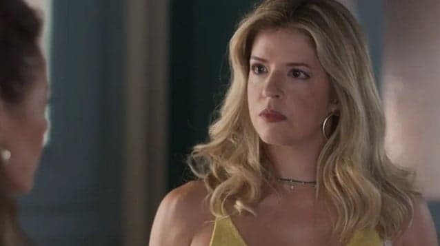 Em 'Cara e Coragem', Rebeca (Mariana Santos) confirma pra Pat (Paolla Oliveira) que tem medo de Danilo (Ricardo Pereira) (Foto: Reprodução / Globo)