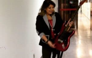 Roberta Miranda com a guitarra vermelha; ela perdeu o instrumento após show em Campo Grande (Foto: Reprodução / Instagram) Roberta Miranda com a guitarra vermelha; ela perdeu o instrumento após show em Campo Grande (Foto: Reprodução / Instagram)