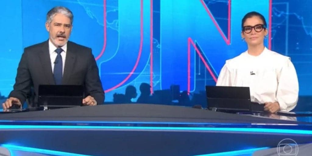 Bonner e Renata seguram a euforia ao abrirem o JN com notícia que repercurte e a única capaz de salvar o país