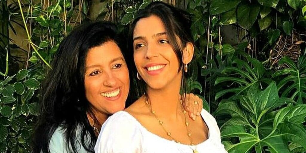 Recatada, filha de Regina Casé, Benedita Casé mostrou seu grande amor e se declarou em público