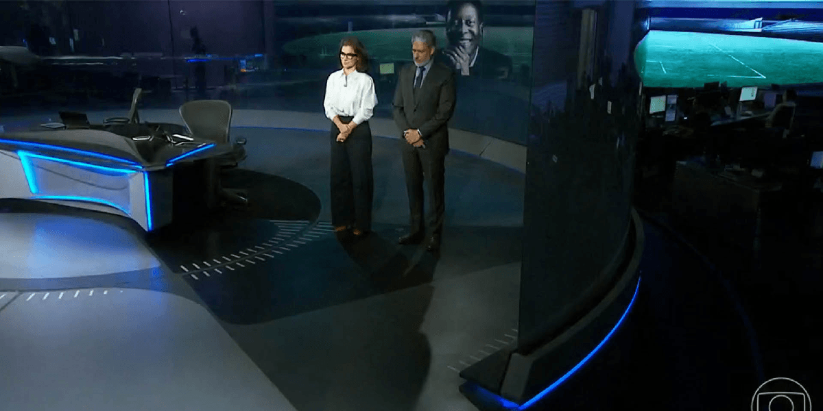 Bonner e Renata em pé no encerramento do 'Jornal Nacional' (Foto: Divulgação)