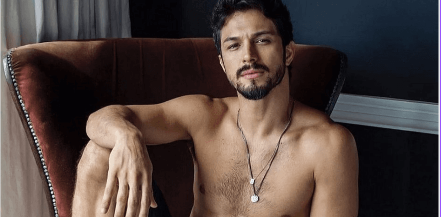 Romulo Estrela, recatado, viu grande amor expor relação e falar sobre cenas de s*xo: "Como vibro"