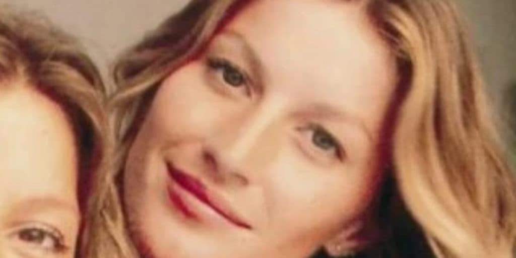 Tente não se admirar ao ver a irmã gêmea discreta de Gisele Bündchen, que é idêntica e linda como a irmã