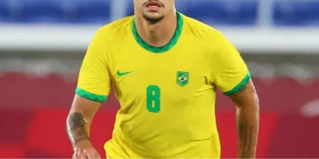 Jogador da seleção expulsa ex e obriga assinatura: “Quando eu voltar, não quero mais você aqui"