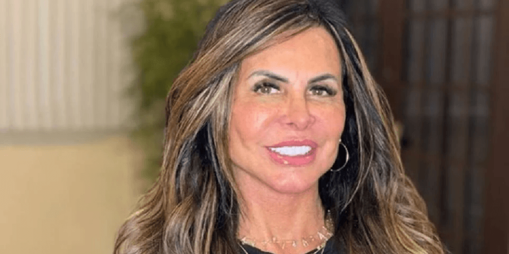 Gretchen surge de bruços, com fio-dental fininho no limite e prova que é a mais sexy do país aos 63 anos