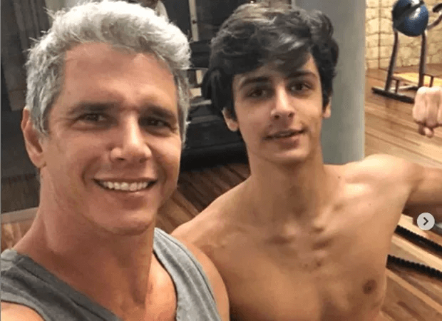 Pai e filho juntos na academia (Foto: Divulgação)