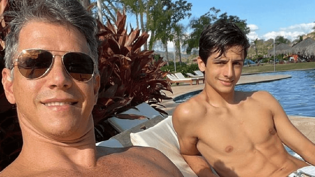 Márcio Garcia e Pedro aproveitando a piscina (Foto: Divulgação)