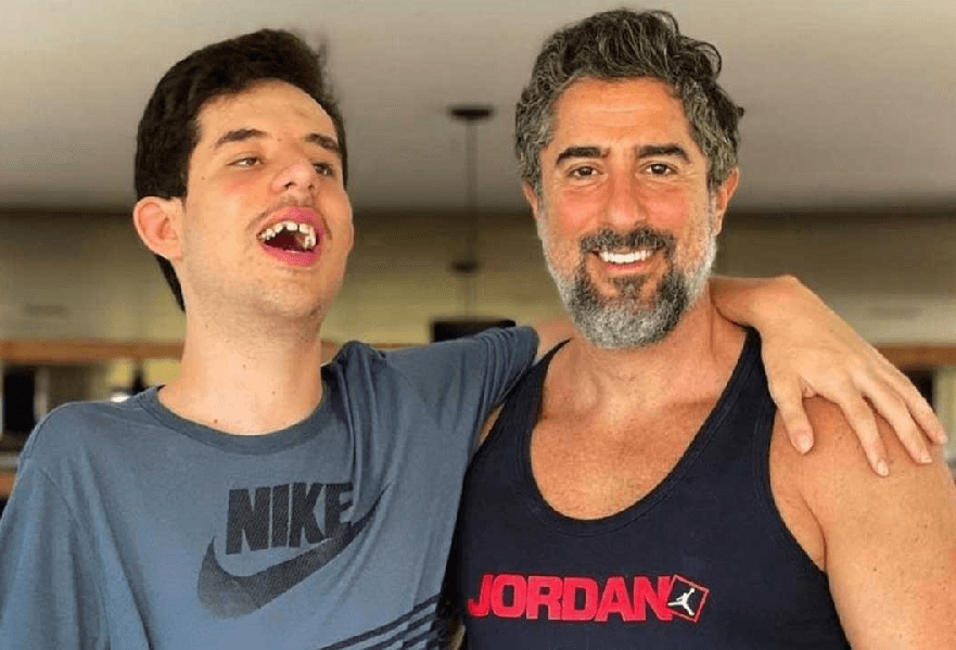Marcos Mion ao lado do filho Romeo (Foto: Divulgação)