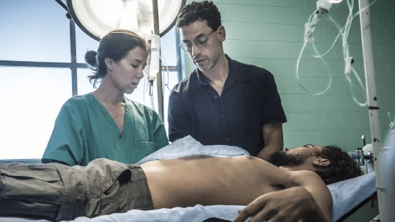 Marjorie Estiano e o namorado nos bastidores de 'Sob Pressão' (Foto: Divulgação)