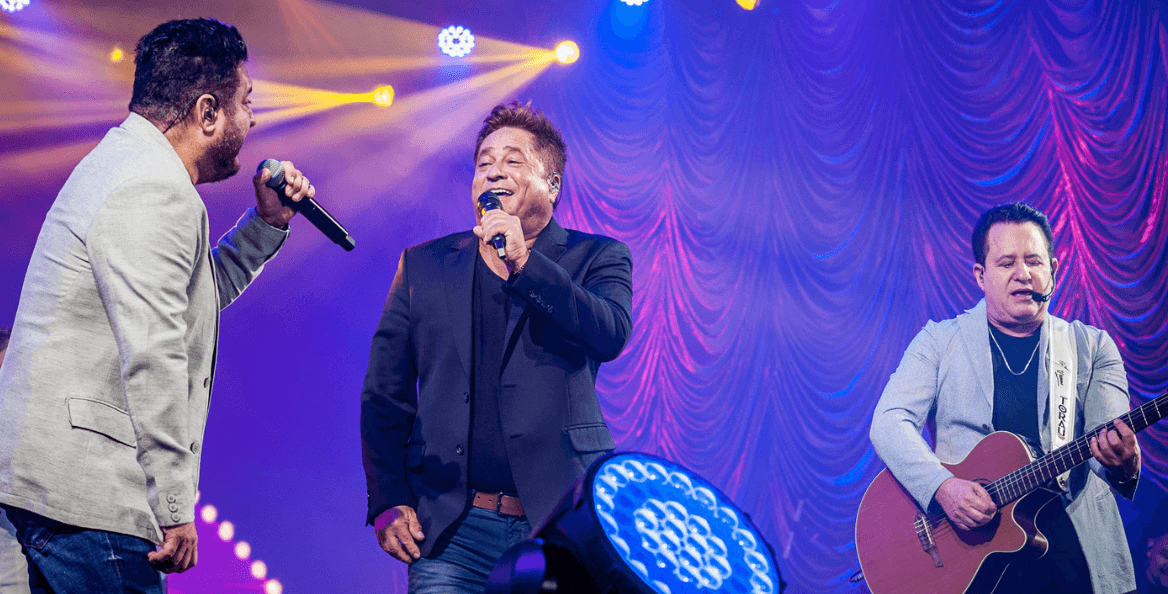 Bruno e Marrone ao lado de Leonardo durante show (Foto: Divulgação)