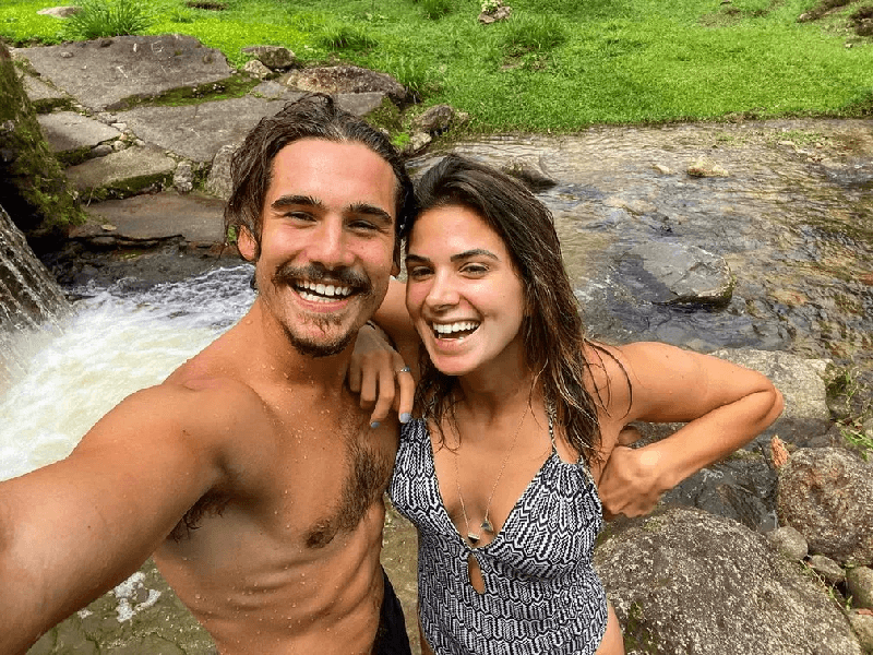 Ator da Globo curte cachoeira com amada (Foto: Divulgação)