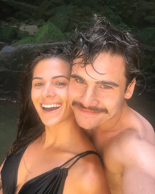 Nicolas Prattes ao lado da amada (Foto: Divulgação)