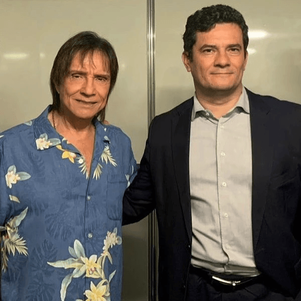 Cantor ao lado de Sérgio Moro (Foto: Divulgação) Cantor ao lado de Sérgio Moro (Foto: Divulgação)