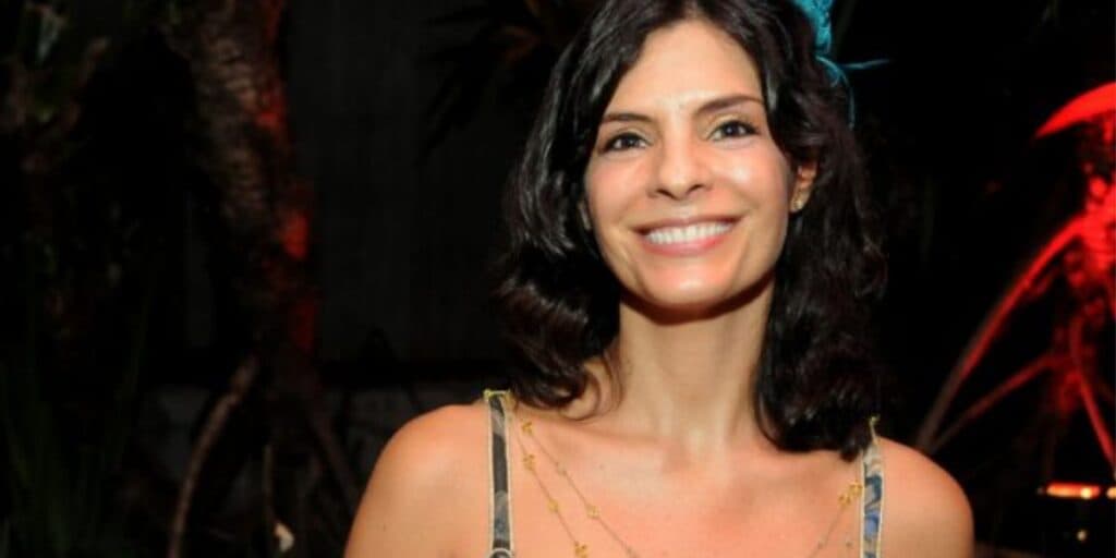 Helena Ranaldi, muito recatada, assumiu ao Brasil seu grande amor com quem é casada e ninguém imaginava