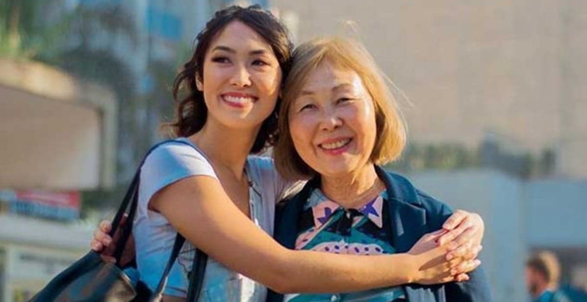 Ana Hikari e sua mãe, a quem assumiu bissexualidade em transmissão ao vivo na Internet (Foto: Reprodução)
