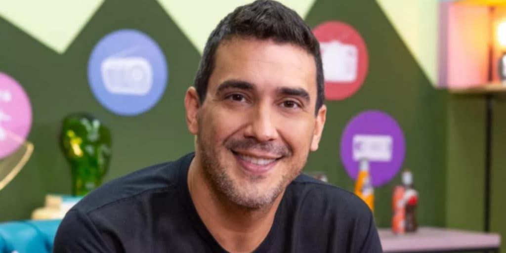 Após engolir bicho, André Marques passou muito mal e viveu situação difícil em banheiro: "Vai sair por trás"