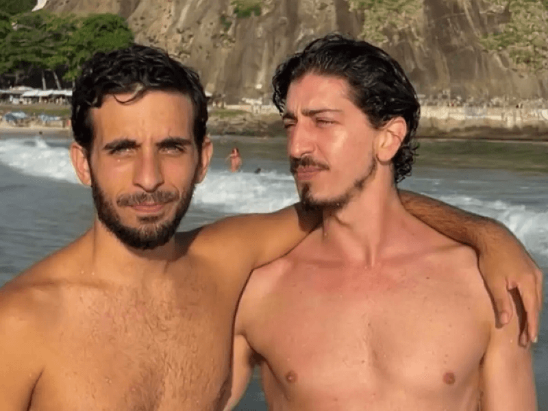 Ator de 'Deus Salve o Rei' ao lado do namorado (Foto: Divulgação)