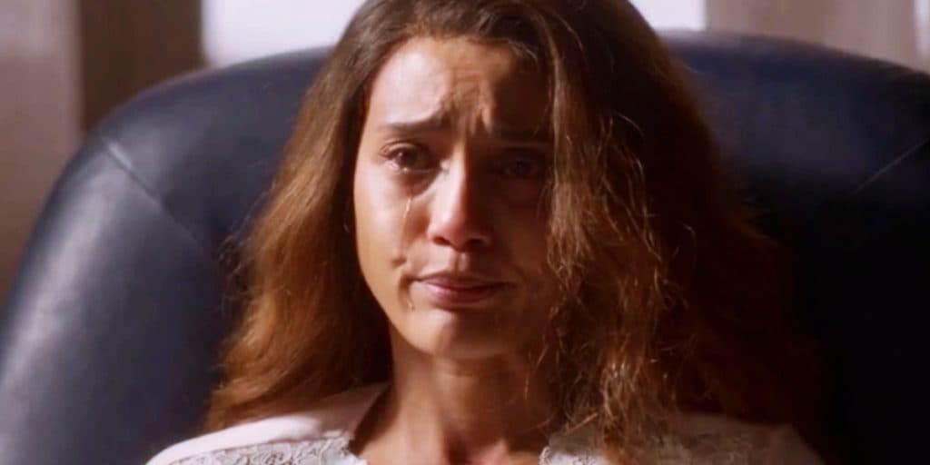 Cara e Coragem - Clarice finalmente descobre quem mandou matá-la, desaba e é amparada por Ítalo