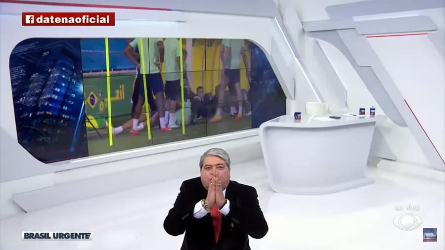 Datena ficou de joelhos nos estúdios da Band (Foto: Reprodução)