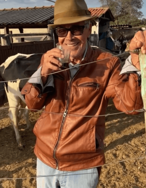 Alcino Lima, pai do cantor Gusttavo Lima, leva vida humilde e simples no campo, longe dos holofotes em que vive o seu filho - Foto Reprodução Instagram