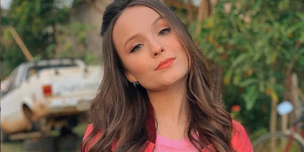 Aos 21 anos apenas, Larissa Manoela faz anúncio bombástico com galã que muitos já desconfiavam