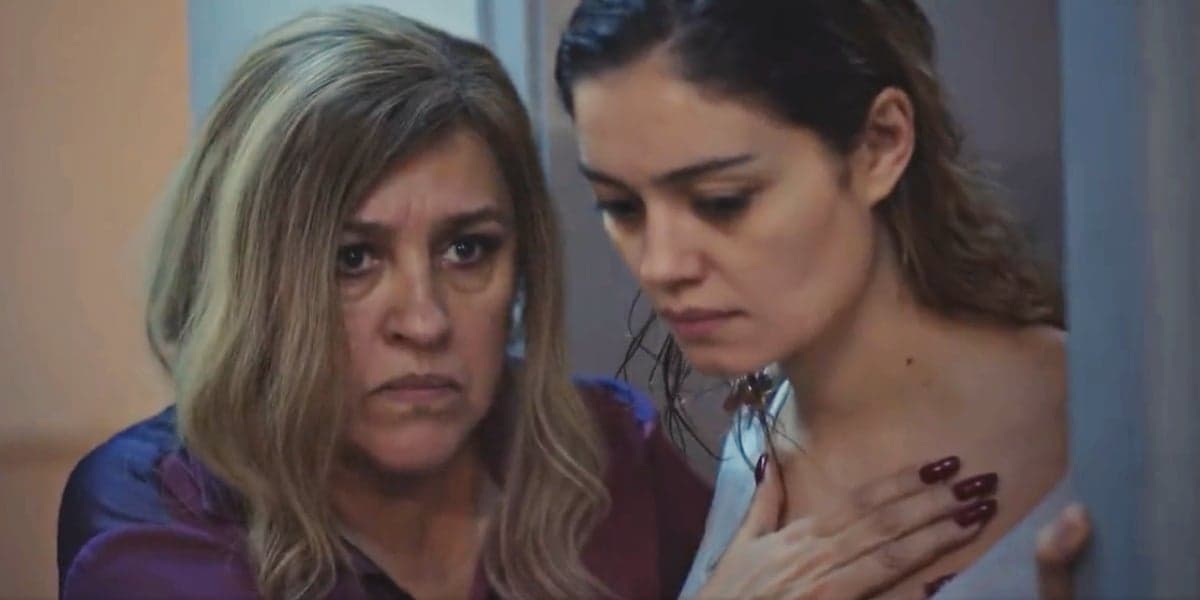 Zoé corre para amparar Maíra na novela Todas as Flores (Foto: Reprodução/Globo)