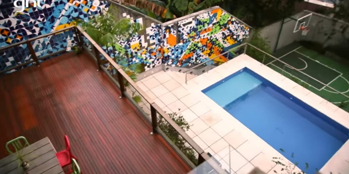 Piscina e quadra de futebol na área externa (Reprodução: Youtube)