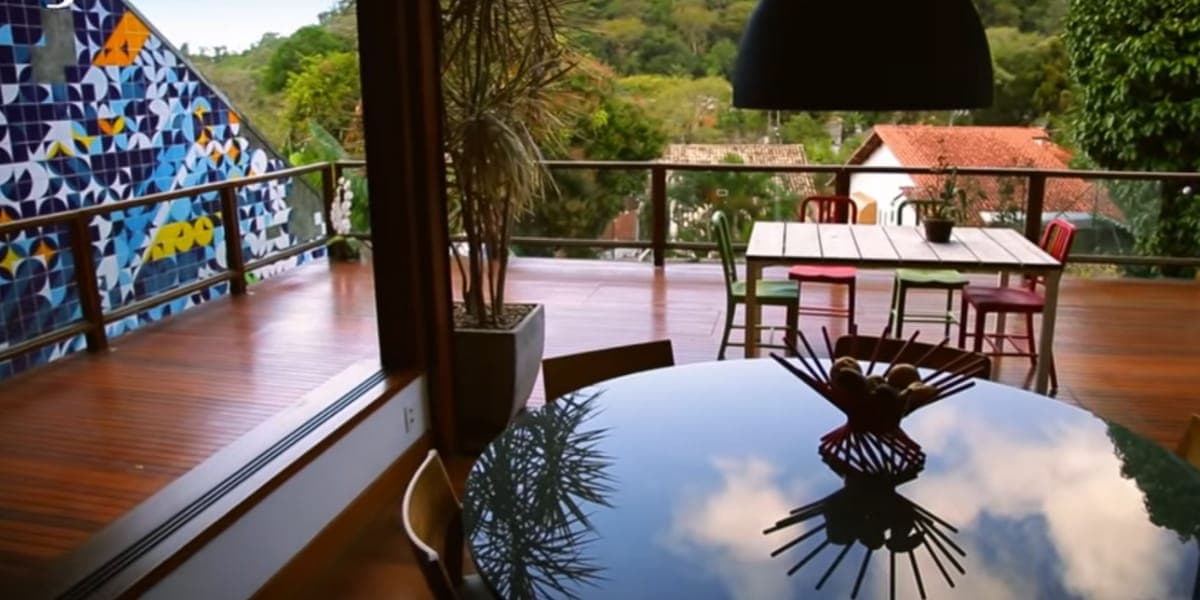 Área para comer apreciando a linda paisagem (Reprodução: Youtube)