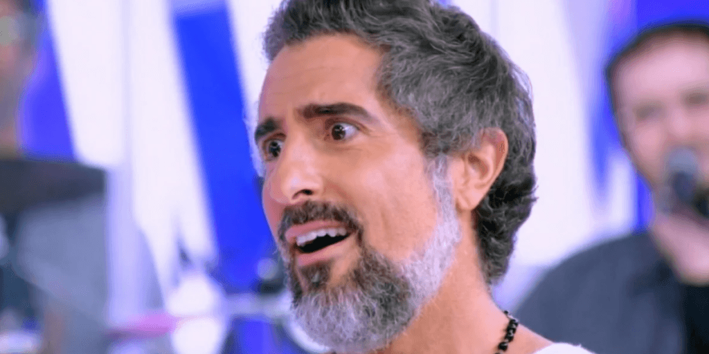 Marcos Mion leva às mãos à cabeça no Caldeirão, não acredita no que vê e segura o choro: "Meu Deus"