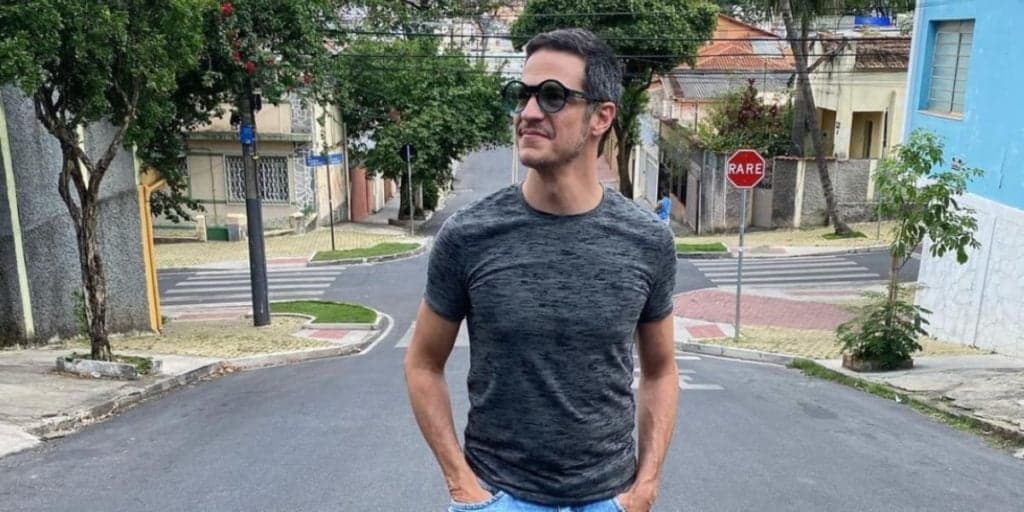 Recatado, Mateus Solano expõe amor que escolheu para vida e surge com a mão em parte íntima