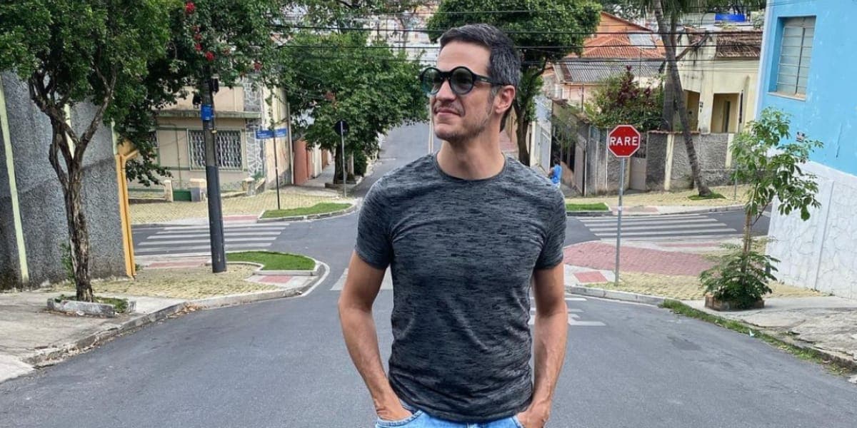 Mateus Solano, recatado, teve fotos com grande amor divulgadas (Reprodução: Instagram)