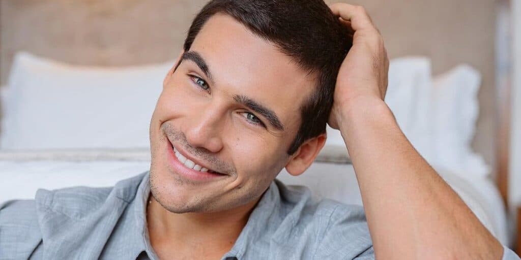 Aos 25, Nicolas Prattes, galã da Globo, assume de vez com quem vive romance e declara publicamente: “Te amo”