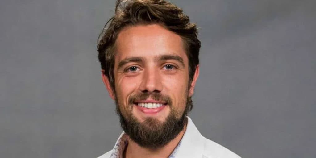 Divorciado há poucos dias, Rafael Cardoso surge rodeado com a rapaziada curtindo noitada: "Inimigos do fim"