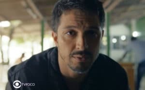 Reviravolta em Travessia - Grande virada poderá afetar planos financeiros de Oto (Romulo Estrela) na novela das nove da Globo (Foto: Reprodução / Globo / Montagem TV Foco) Reviravolta em Travessia - Grande virada poderá afetar planos financeiros de Oto (Romulo Estrela) na novela das nove da Globo (Foto: Reprodução / Globo / Montagem TV Foco)