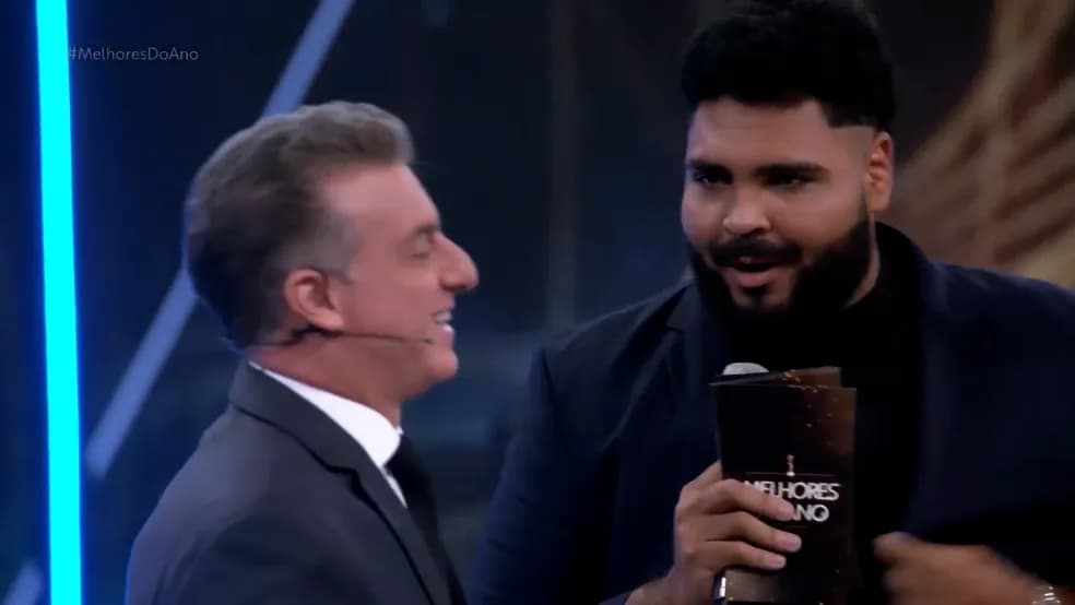 Paulo Vieira não se controlou e falou de Faustão na cara de Luciano Huck no Melhores do Ano (Foto: Reprodução)