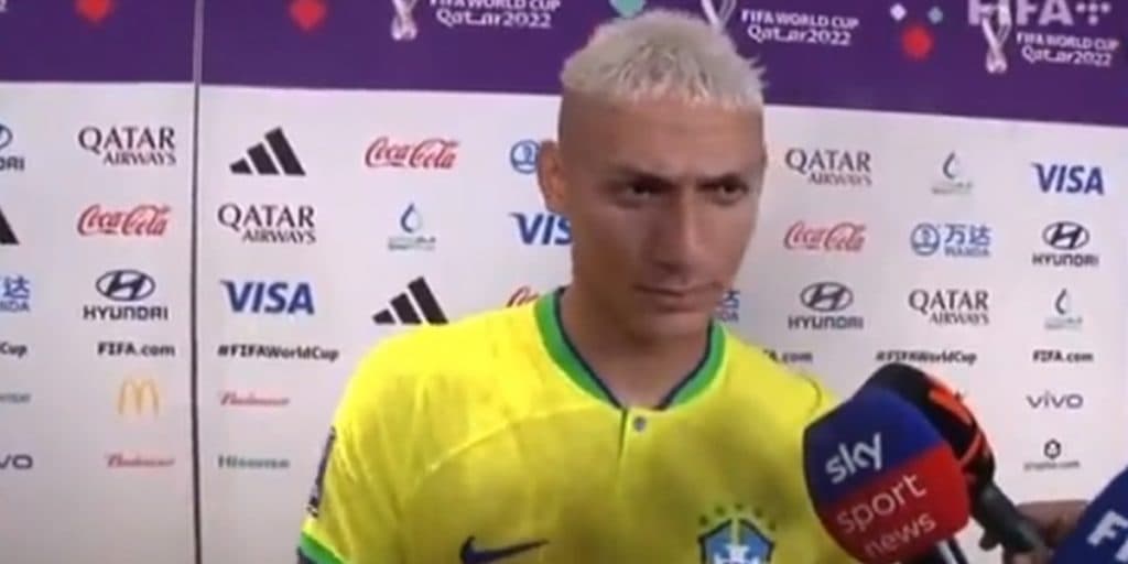 Repórter, ao vivo, pede para ver ‘rolinha’ de Richarlison e deixa jogador chocado: “Tem como mostrar?”