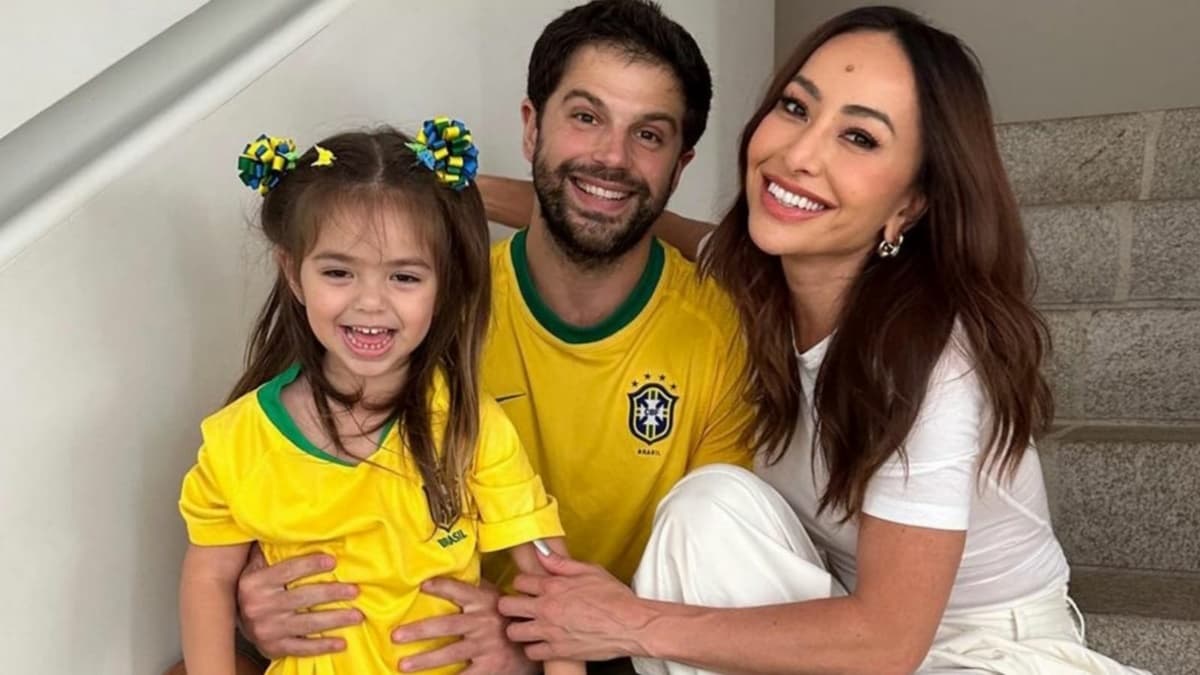 Sabrina Sato e Duda Nagle com a filha Zoe, de quatro anos.