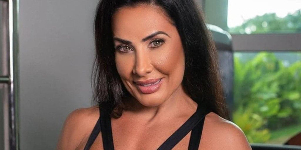 Aos 49 anos, Scheila Carvalho abusa de menor biquíni fio-dental e surge soltinha em praia isolada