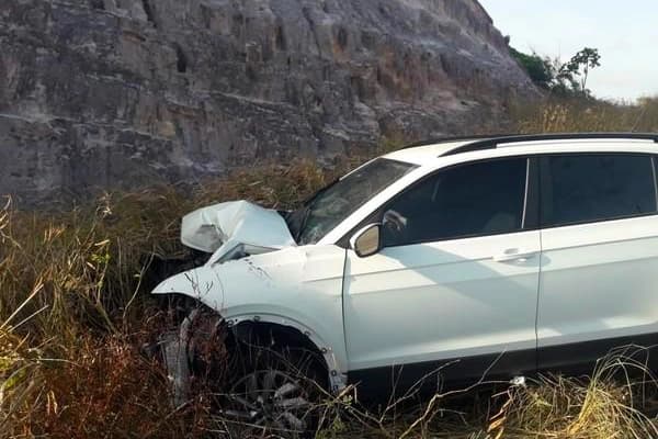 O carro da apresentadora ficou com a frente completamente destruído (Foto: Reprodução)