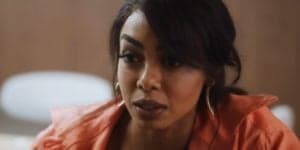 Talita, mulher negra e jovem, usando cabelo liso castanho, camisa laranja Talita, mulher negra e jovem, usando cabelo liso castanho, camisa laranja