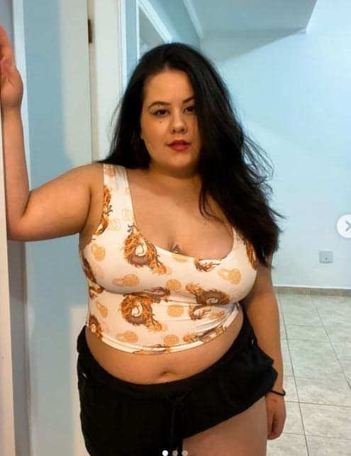 Lésbica e com uma aparência chocante, assim está Ágata, filha de Carminha em Avenida Brasil - Foto Reprodução