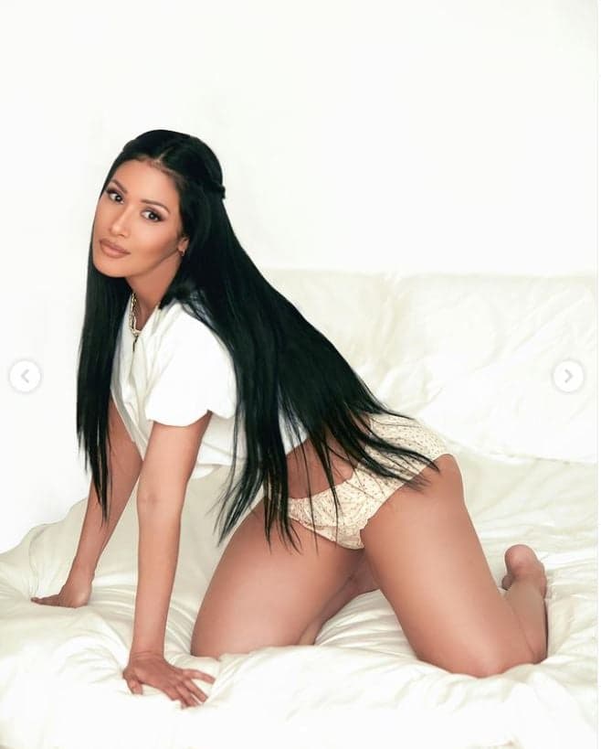 A famosa cantora sertaneja, Simaria escandaliza em fotos na cama, só de calcinha e prova que é a mais sexy - Foto Reprodução A famosa cantora sertaneja, Simaria escandaliza em fotos na cama, só de calcinha e prova que é a mais sexy - Foto Reprodução