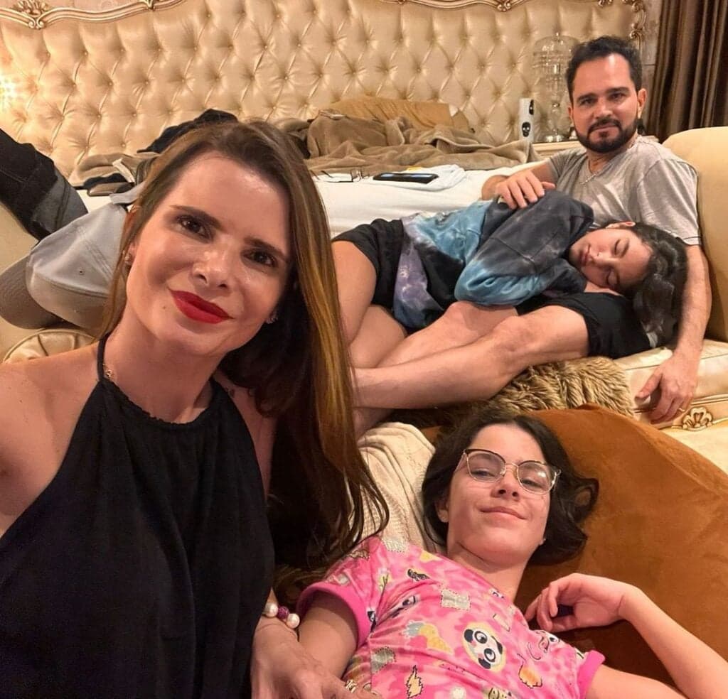 Cantor Luciano Camargo com suas filhas e sua esposa em postagem no Instagram (Foto: Reprodução) Cantor Luciano Camargo com suas filhas e sua esposa em postagem no Instagram (Foto: Reprodução)